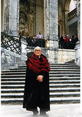 Mulher em p� na frente de um pr�dio

Descri��o gerada automaticamente com confian�a m�dia